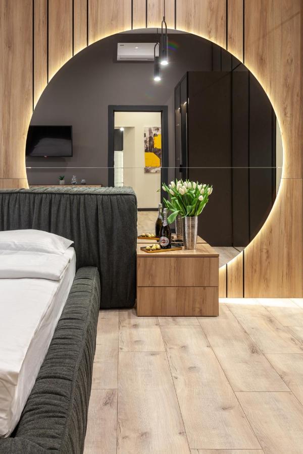 Royal Vip Apartment On Leontovicha 5 Lviv Kültér fotó